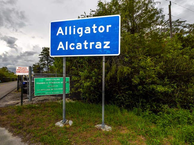 Florida planea el cierre de 'Alligator Alcatraz' por altos costos, según el New York Times (D.A. Varela/The Miami Herald/Tribune News Service via Getty Images)