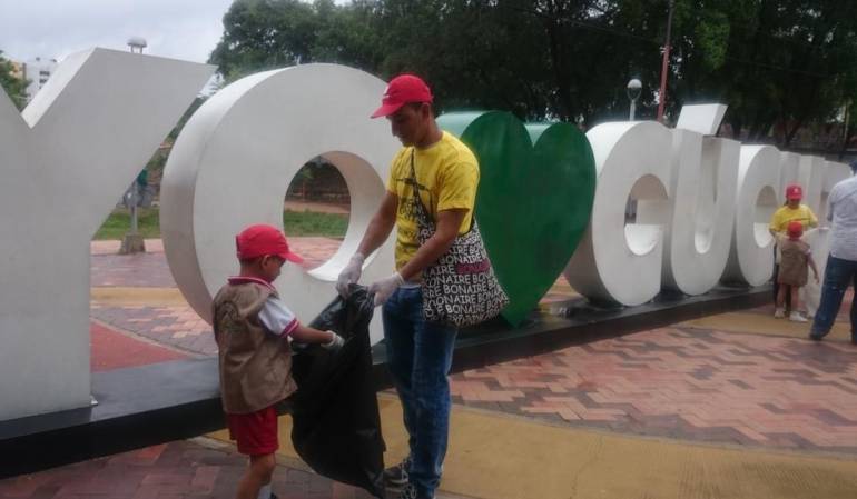 Vestidos de amarillos los cucuteños salieron a recoger basura.