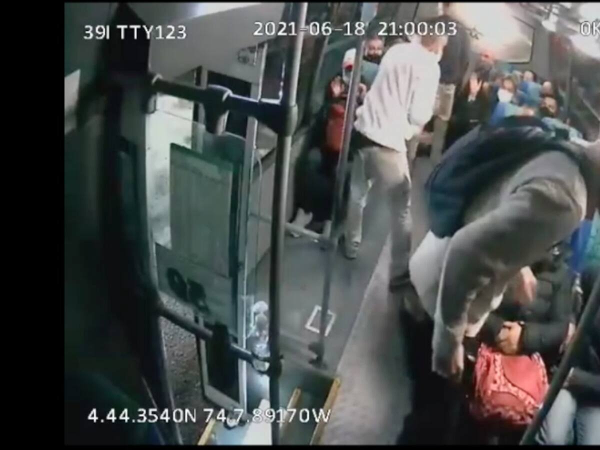 Impactante video de hurto con 5 asaltantes en una flota en Cota