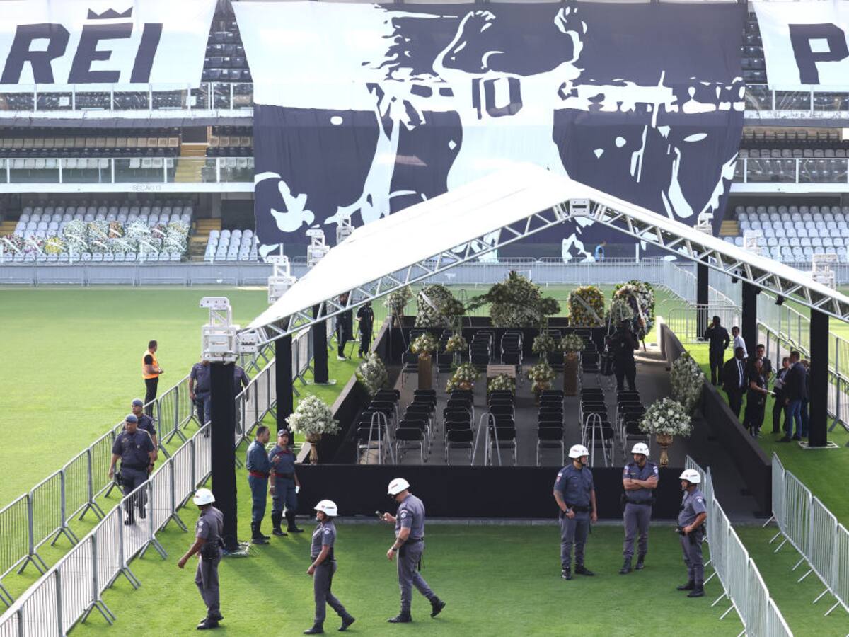 Aficionados brasileños acuden a la velación de Pelé