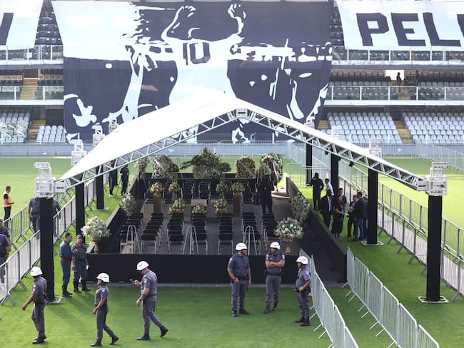 Preparativos para la velación de Pelé en el estadio Vila Belmiro del Santos / (Photo by Mario Tama/Getty Images)