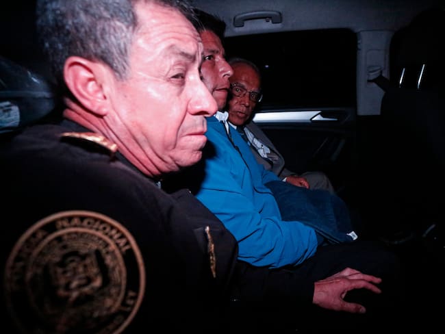 El expresidente de Perú Pedro Castillo se ve dentro de un coche de policía cuando sale de la Prefectura de Lima, donde estaba detenido, en Lima, el 7 de diciembre de 2022.