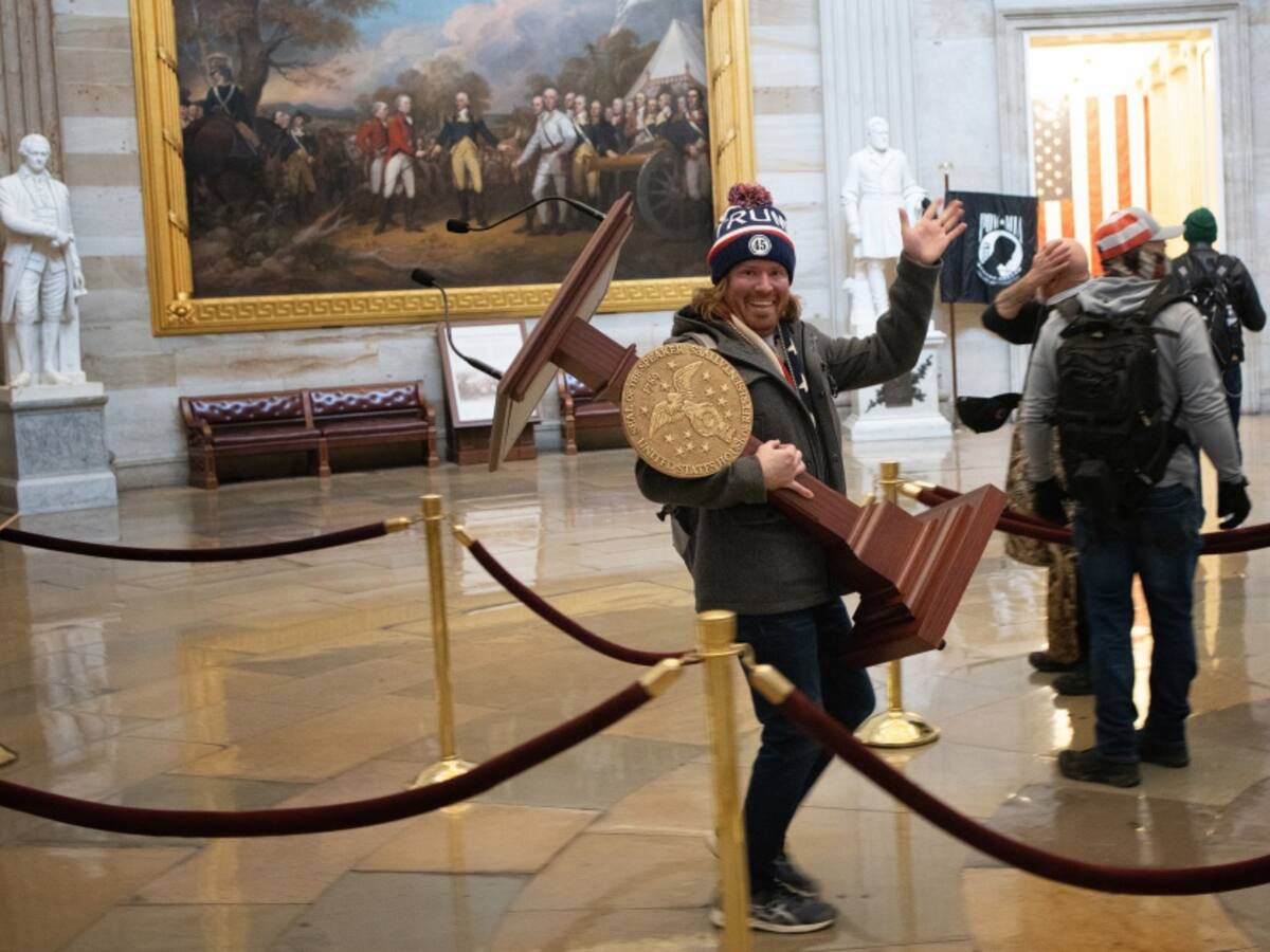 Capturado Trumpista que sonreía mientras cargaba atrio de Pelosi