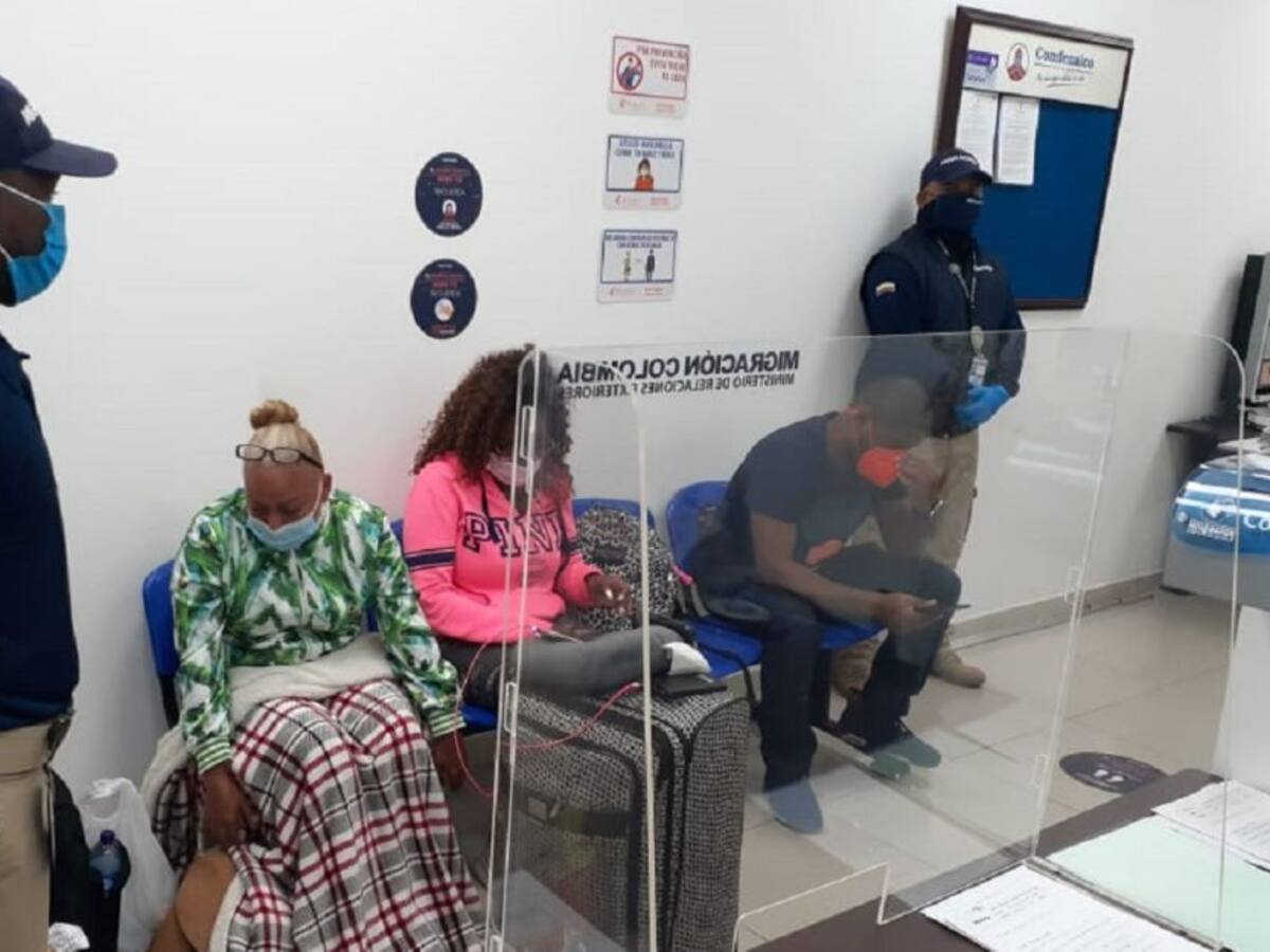 Entregan para judicialización a tres extranjeros por falsificar prueba PCR