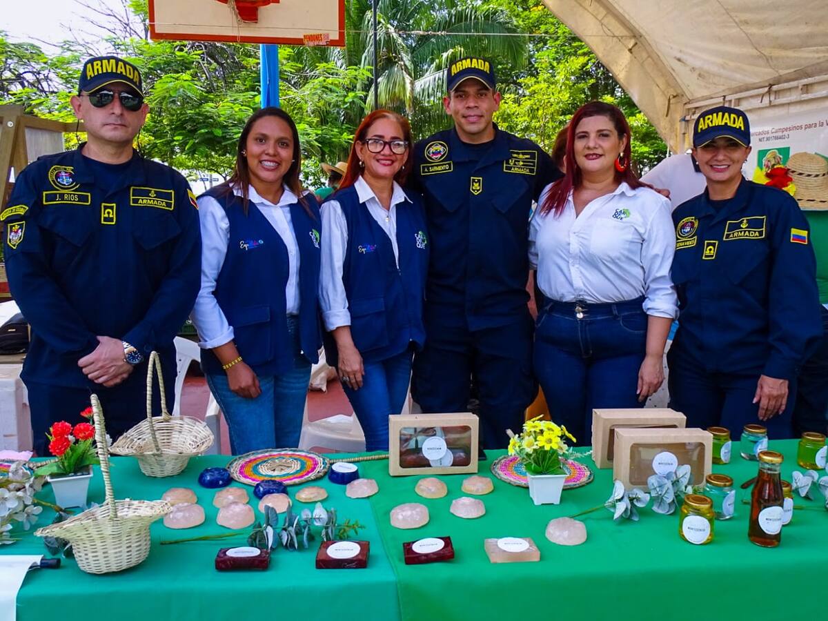 Emprendimientos se beneficiaron en mercado campesino liderado por la Armada de Colombia