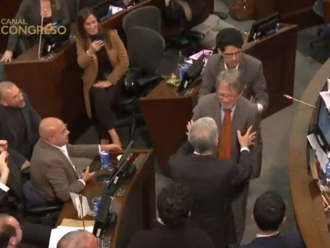 Senador Uribe se dejó caer en los brazos de Mockus y Castilla