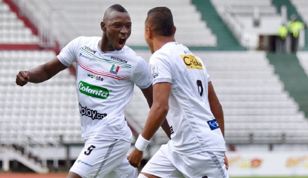 Los jugadores del Once Caldas festejan uno de los cuatro goles del triunfo sobre el Boyacá Chicó.