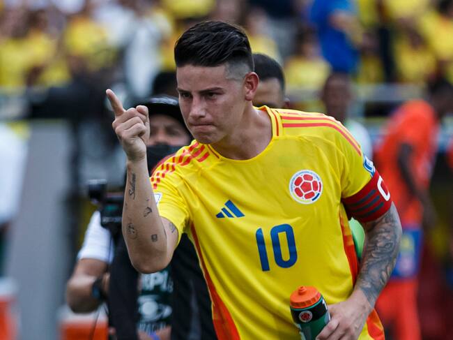 James Rodríguez festeja su gol ante Argentina durante el mes de septiembre. (Photo by Martín Fonseca/Eurasia Sport Images/Getty Images)