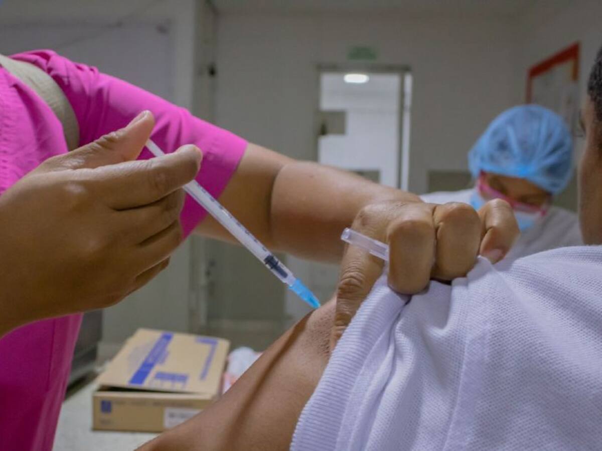 Horario extendido en centros comerciales para vacunación contra COVID-19