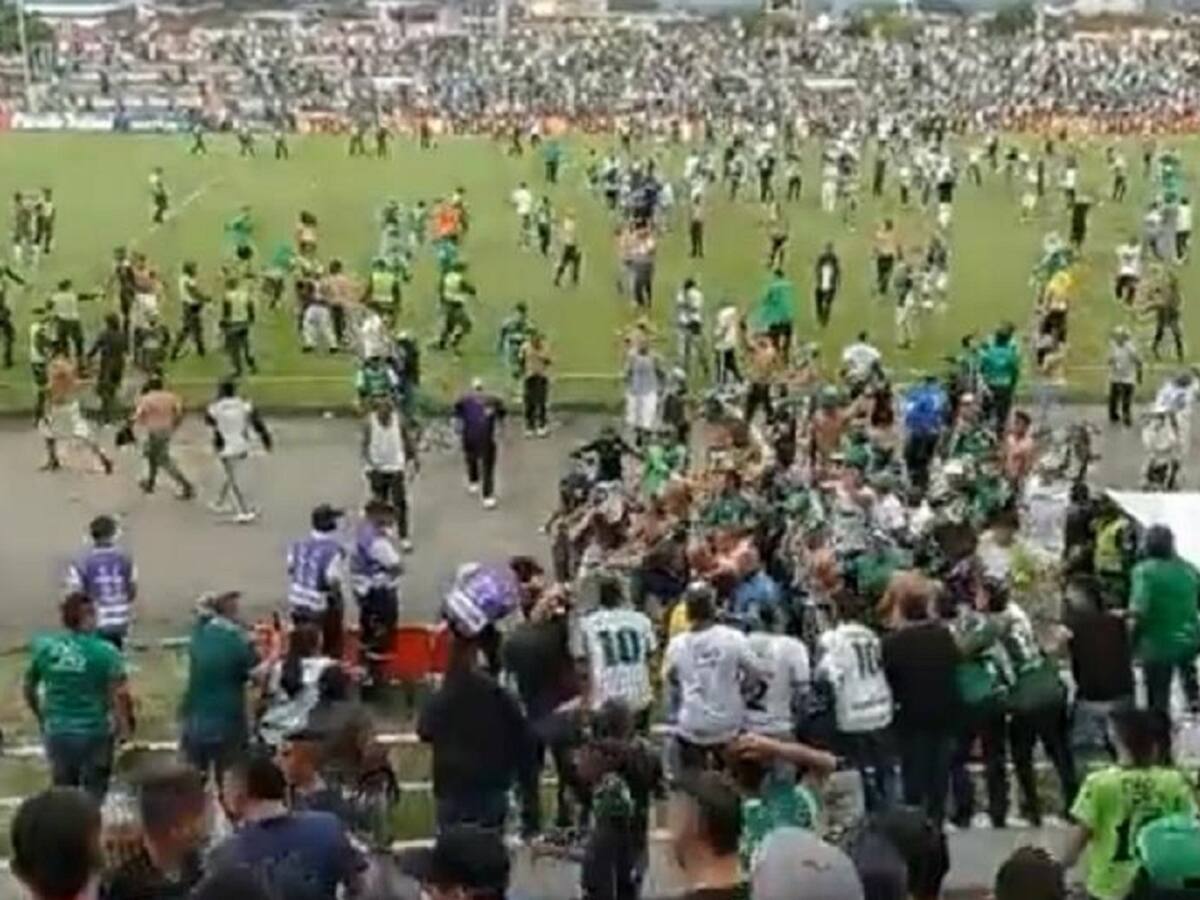 Hinchas del Cali invadieron cancha de Cortuluá y agredieron a jugadores y técnico