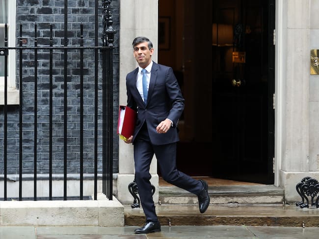 London (United Kingdom), 21/05/2024.- British Prime Minister Rishi Sunak departs his official residence, 10 Downing Street, to attend the Prime Minister&#039;s Questions (PMQs) at the Parliament in London, Britain, 22 May 2024. (Reino Unido, Londres) EFE/EPA/NEIL HALL