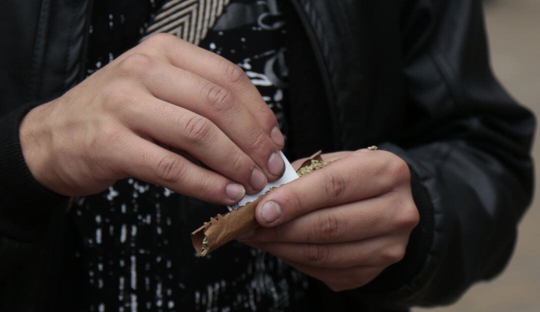 Bogotá 30 Enero 2017. Un grupo de consumidores de marihuana protestan denunciando que el nuevo código de Policía ataca al consumidor de esta droga de carácter recreativo. (Colprensa - Juan Páez)