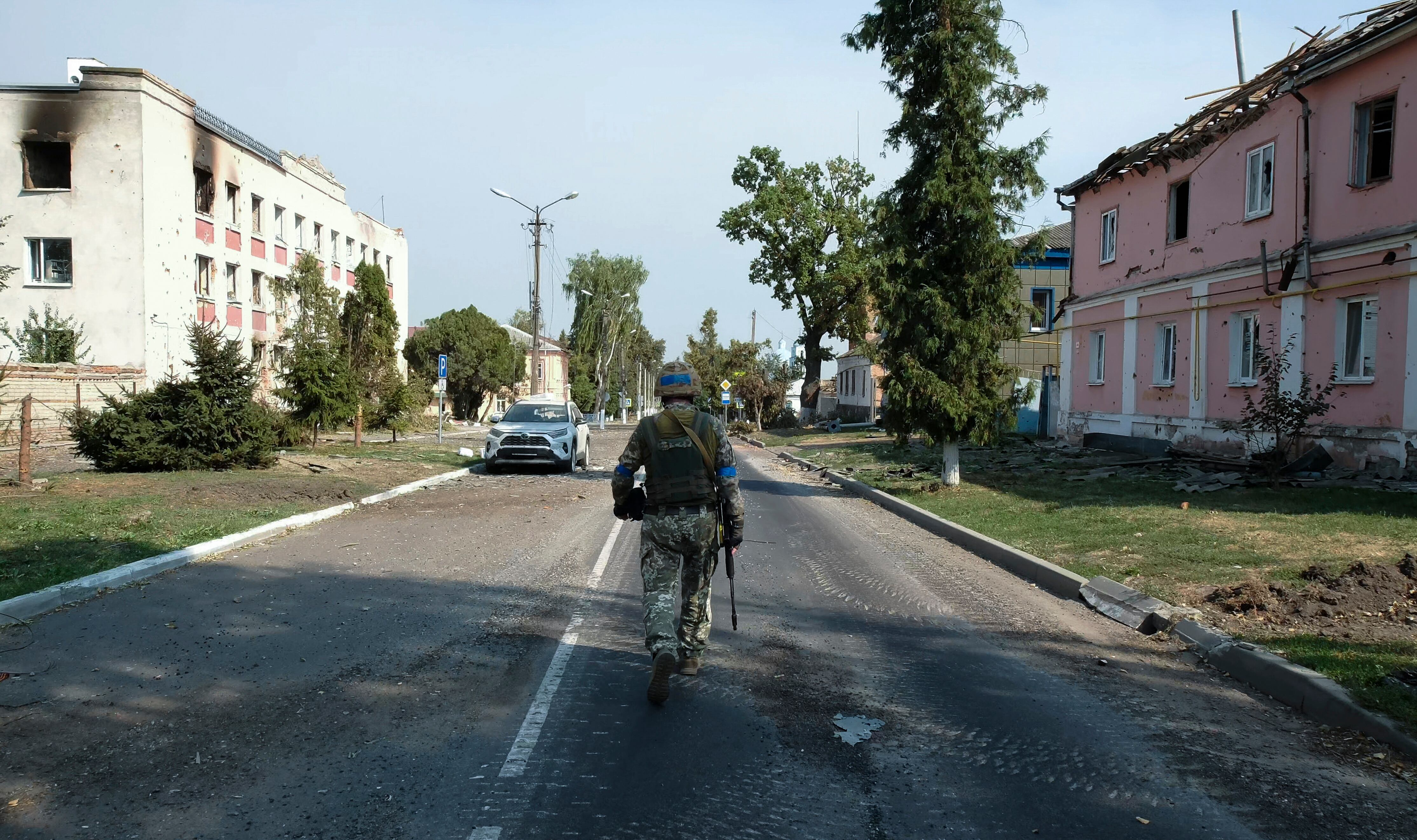 -FOTODELDÍA- SUDZHA (RUSIA), 21/08/2024.- Un soldado ucraniano patrulla junto a edificios dañados en el centro de Sudzha, en la zona controlada por Ucrania de la región rusa de Kursk, este viernes. El comandante en jefe de las fuerzas ucranianas, Oleksandr Syrskyi, declaró que desde el inicio de la incursión de sus tropas en territorio ruso, el pasado día 6 de agosto, han controlado 92 asentamientos y un área de 1.250 kilómetros cuadrados. EFE/STRINGER