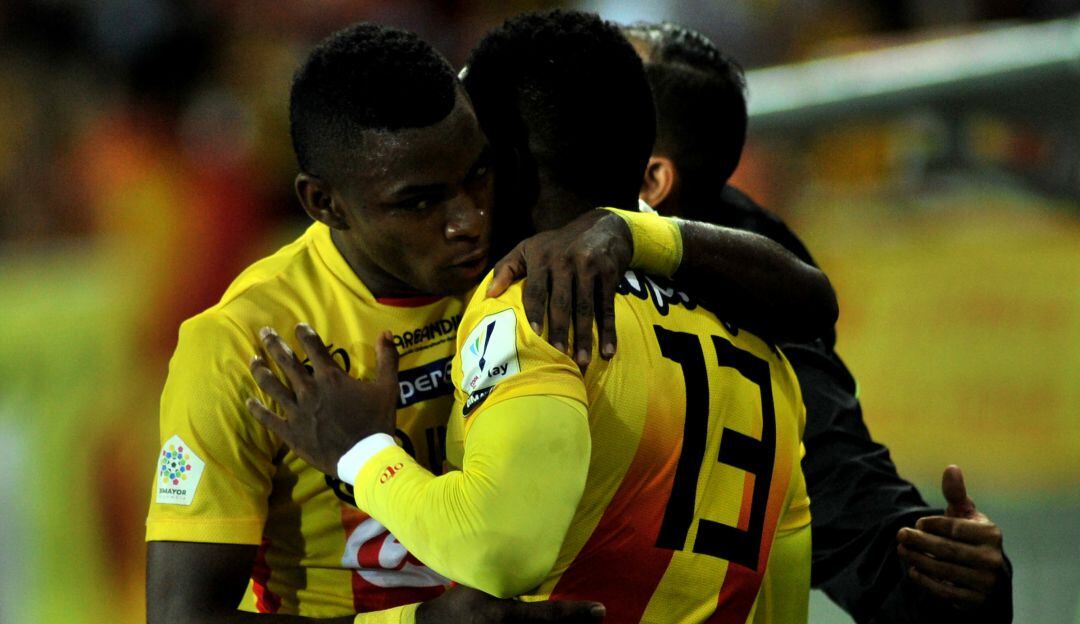 Los jugadores del Pereira festejan el gol de Ever Valencia.