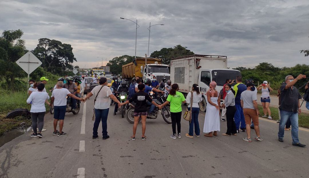 Las comunidades exigieron alumbrado público sobre la vía para evitar accidentes y mejorar la seguridad