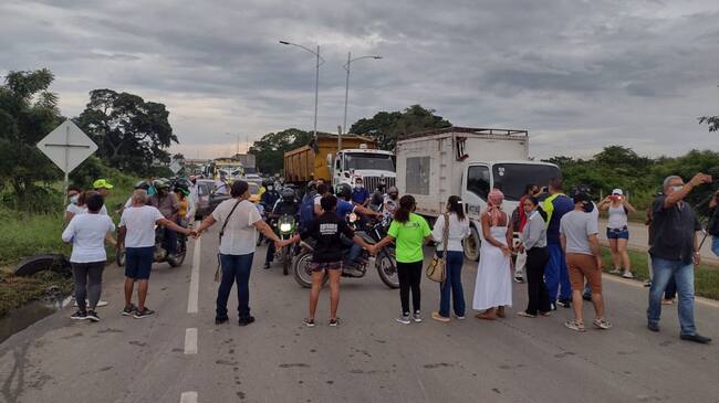 Las comunidades exigieron alumbrado público sobre la vía para evitar accidentes y mejorar la seguridad
