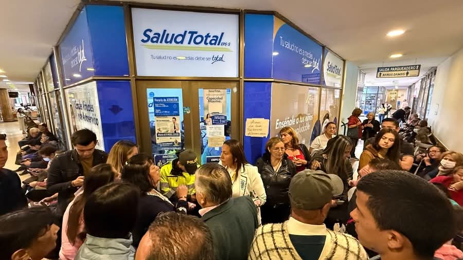 Usuarios que fueron trasladados de la EPS Compensar a Salud Total en Tunja protestaron frente a la entidad por la falta en la asignación de citas y entrega de medicamentos / Foto: Alcaldía de Tunja.