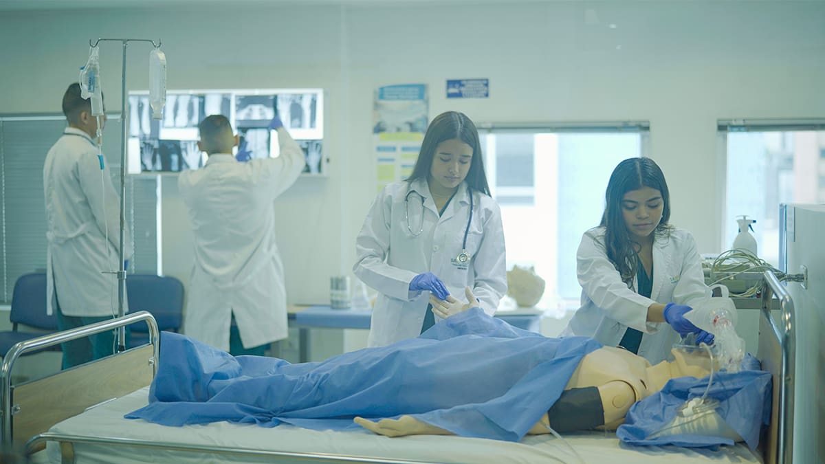 La San Martín forma profesionales que salvan vidas en un país que necesita expertos en salud