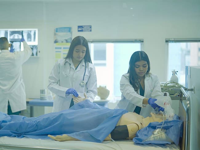 La San Martín forma profesionales que salvan vidas en un país que necesita expertos en salud