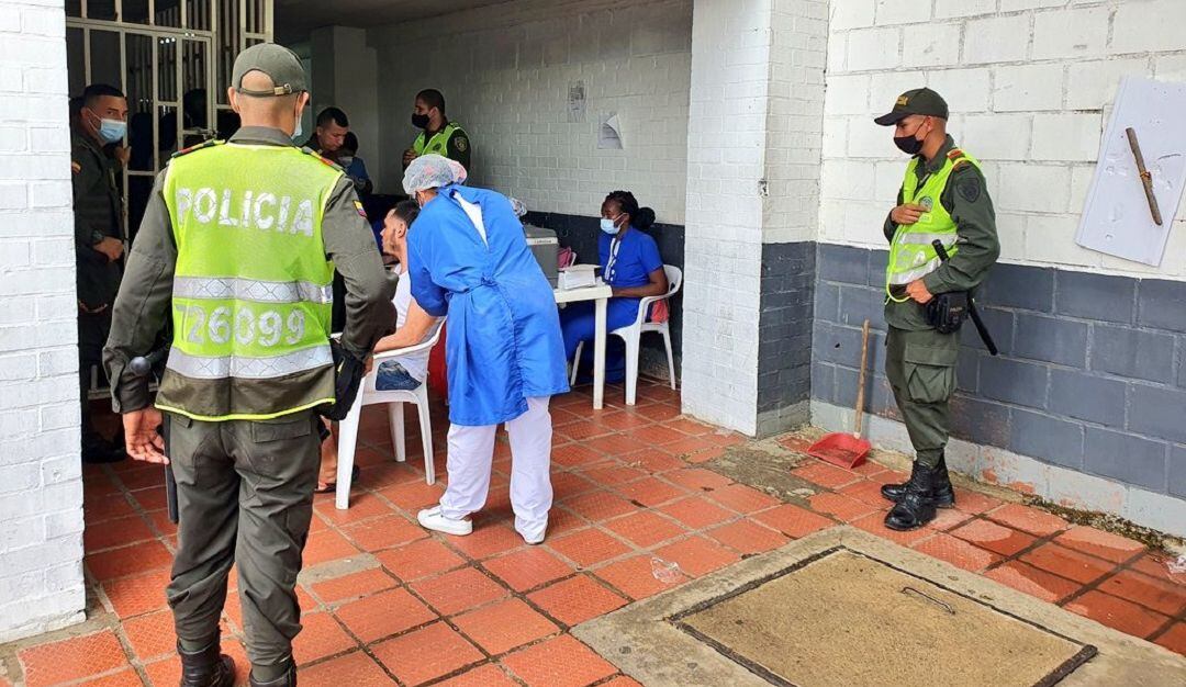 Vacunación en centros carcelarios y estaciones de policía