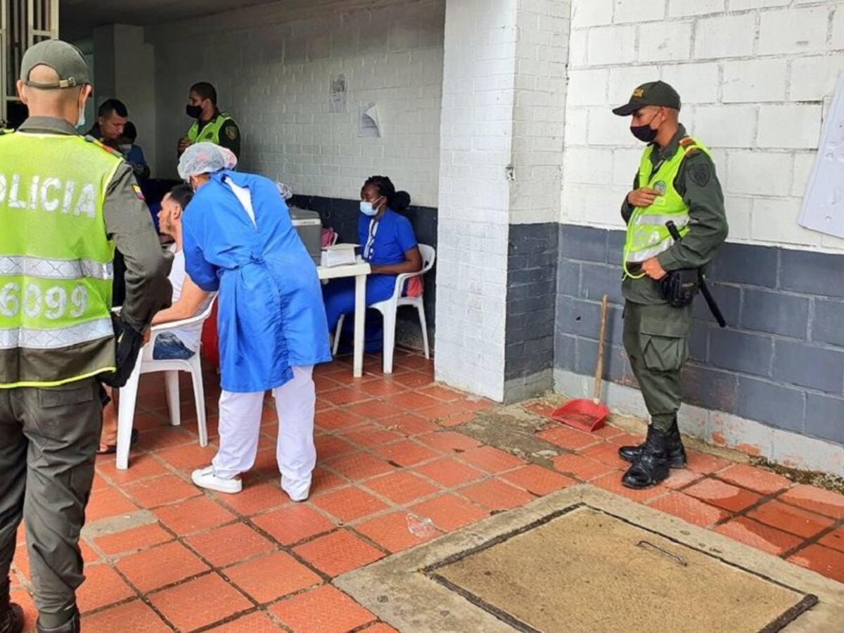 Avanza vacunación en centros carcelarios y estaciones de policía