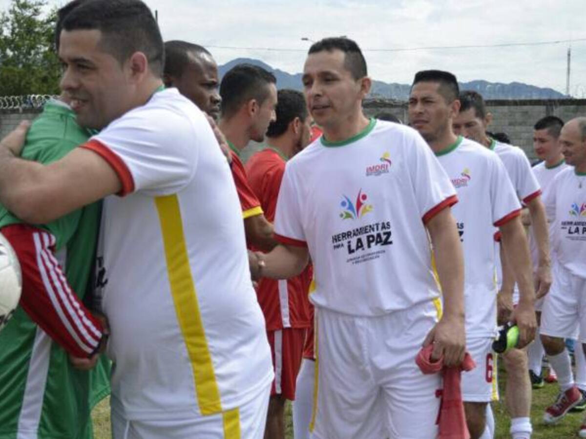 Excombatientes de las autodefensas y guerrilla juegan partido de fútbol en Ibagué