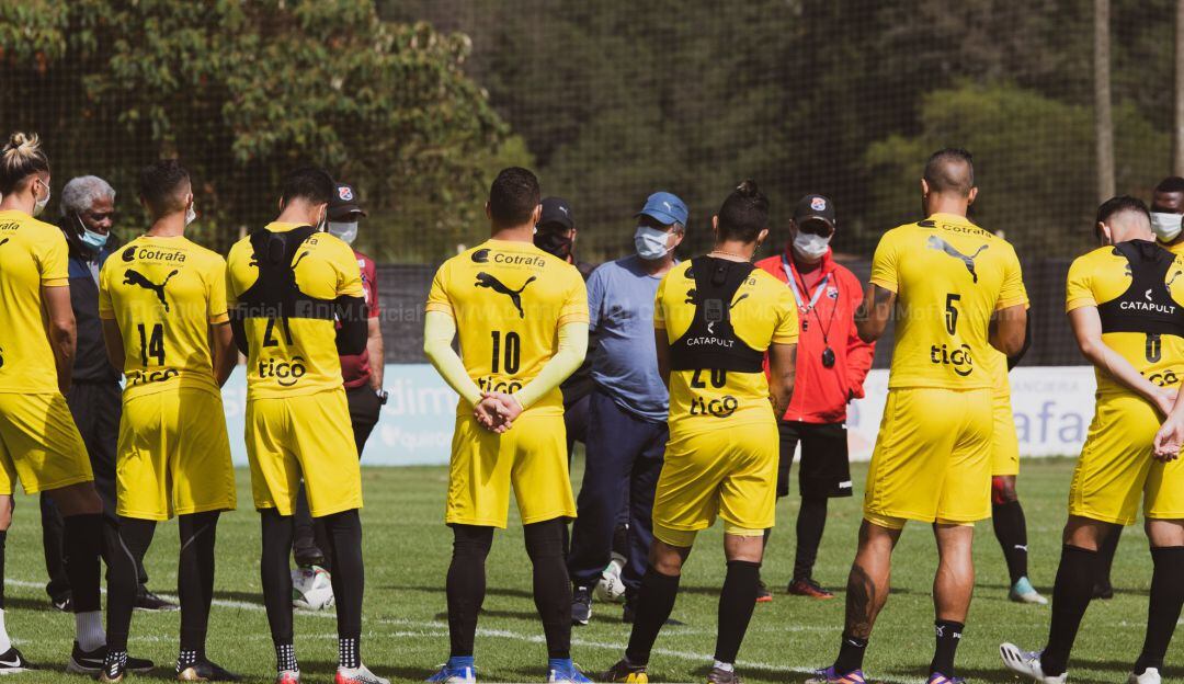 Plantel de Independiente Medellín reunido con el entrenador 'Bolillo' Gómez