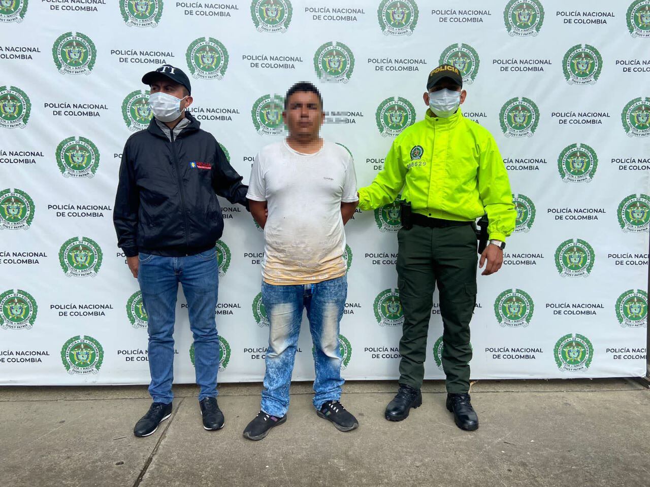 El capturado fue dejado a disposición de la autoridad que lo requería. Al finalizar las audiencias un Juez de la república le dictó medida de aseguramiento en centro penitenciario y carcelario.