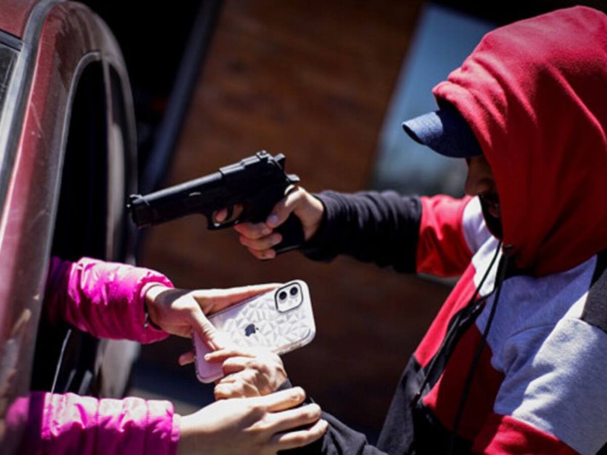 Policía entrega celulares robados