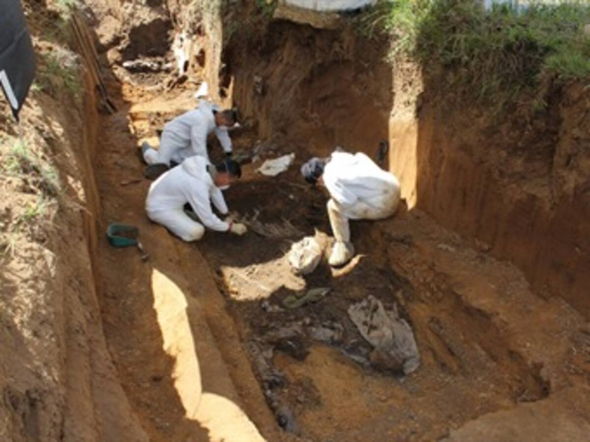 Exhuman restos de 22 supuestos paramilitares en Casanare