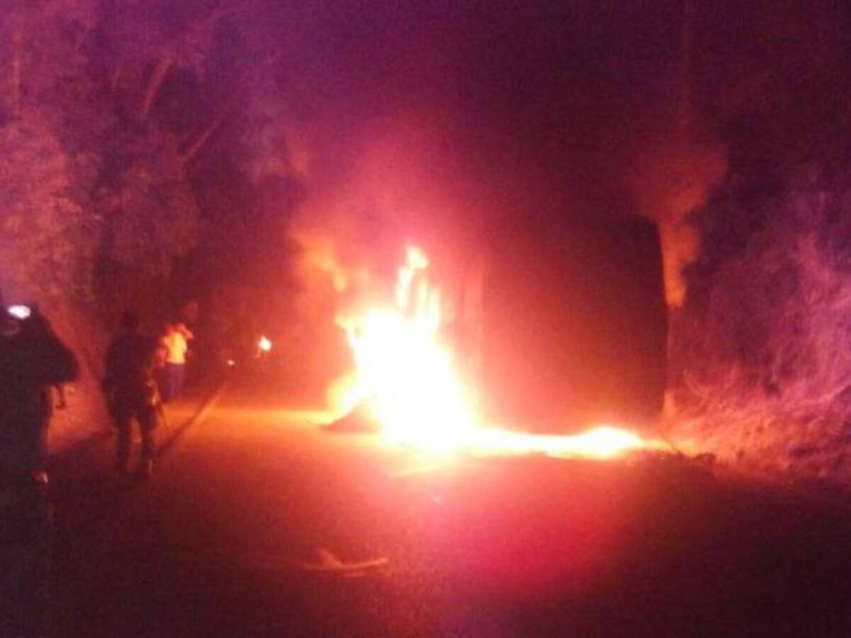 Un vehículo particular fue incinerado en la vía entre Risaralda y Chocó