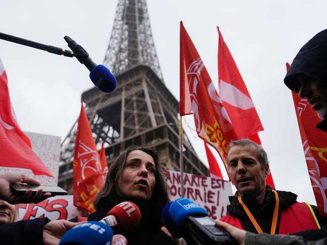 Protestas de sindicatos de trabajadores de la torre Eiffel. 
(Foto:   DIMITAR DILKOFF/AFP via Getty Images)