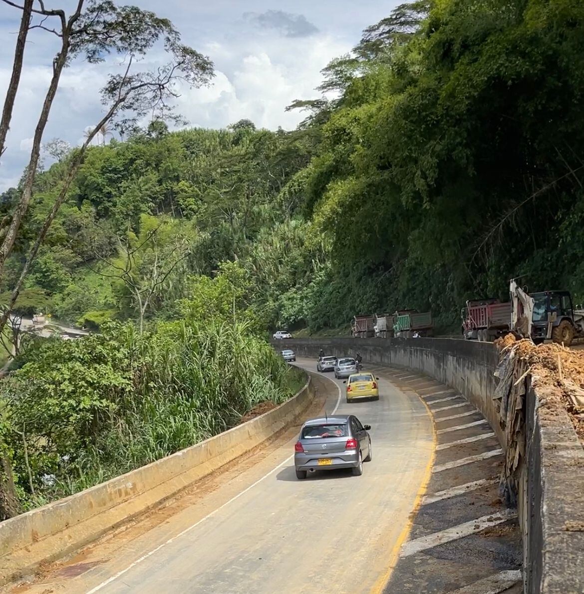 Despejan una calzada de la vía La Romelia - El Pollo. Invías