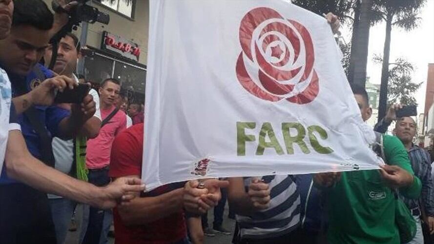 El candidato presidencial de la Farc, Rodrigo Londoño "Timochenko", fue abucheado en Armenia y los quindianos quemaron la bandera del grupo político. Foto: Colprensa