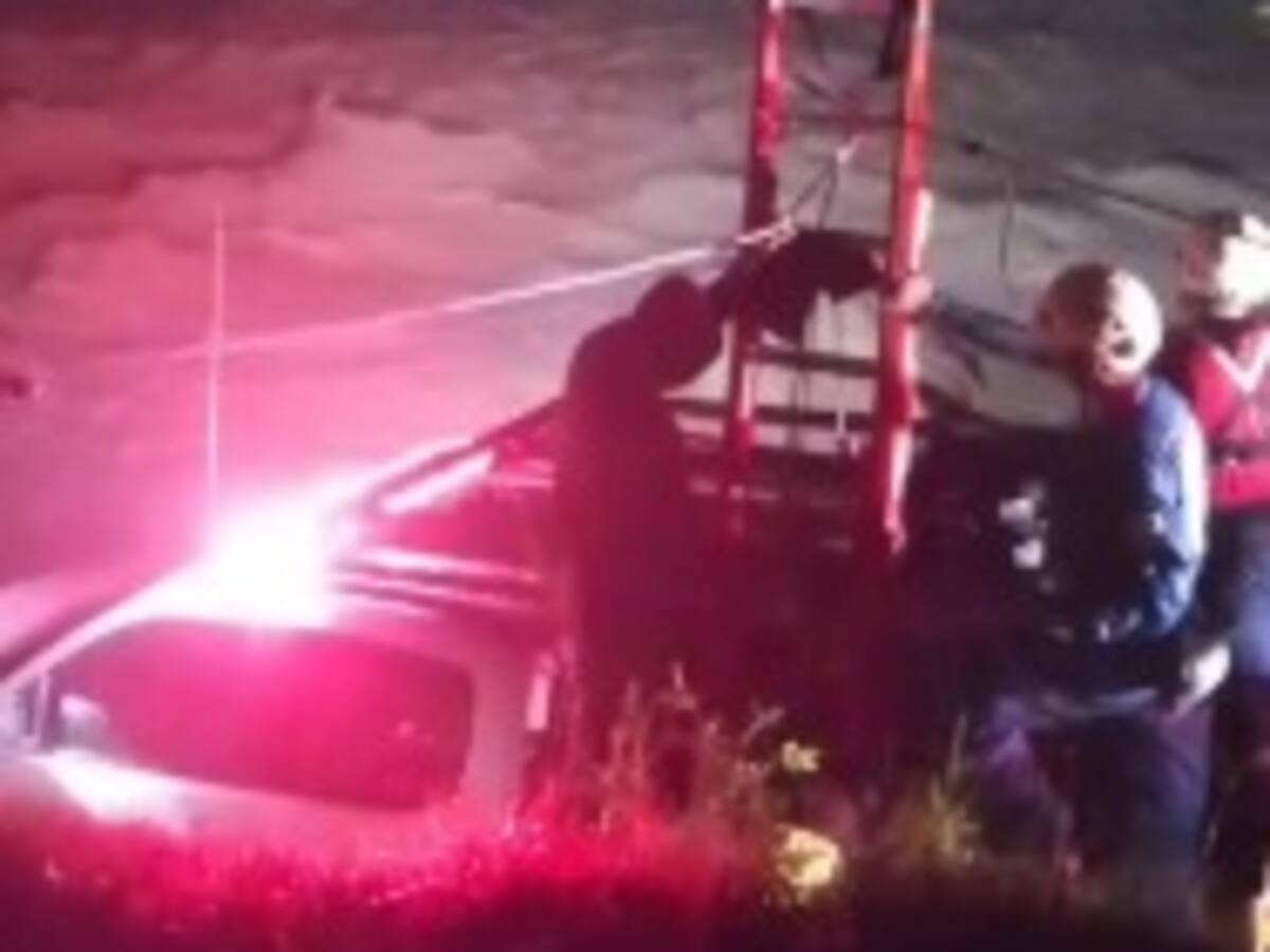Rescatados con vida dos hombres tras quedar atrapados por crecientes de río en Quindío