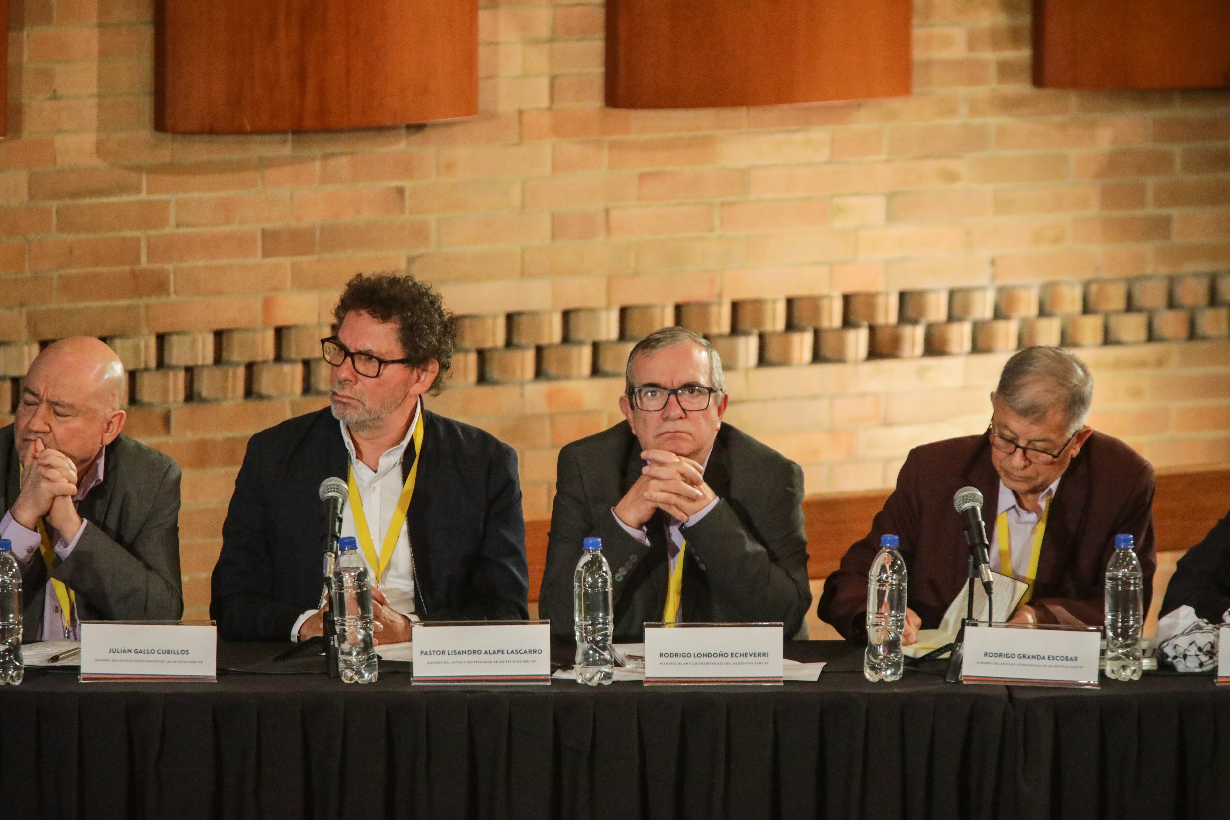 Exmiembros de las FARC-EP (L-R) Julián Gallo, alias Carlos Antonio Lozada; José Lisandro Lascarro, alias Pastor Alape; Rodrigo Londoño, alias Timochenko; Ricardo González, alias Rodrigo Granda asiste a una audiencia en Bogotá el 21 de junio de 2022.