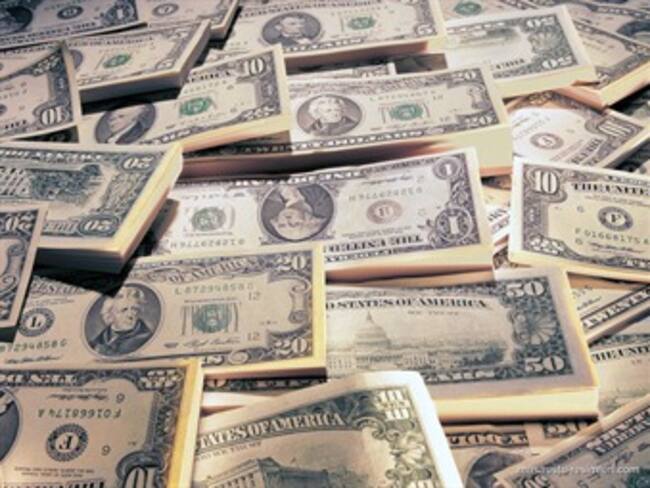 Santos anuncia medidas para evitar precipicio del dólar