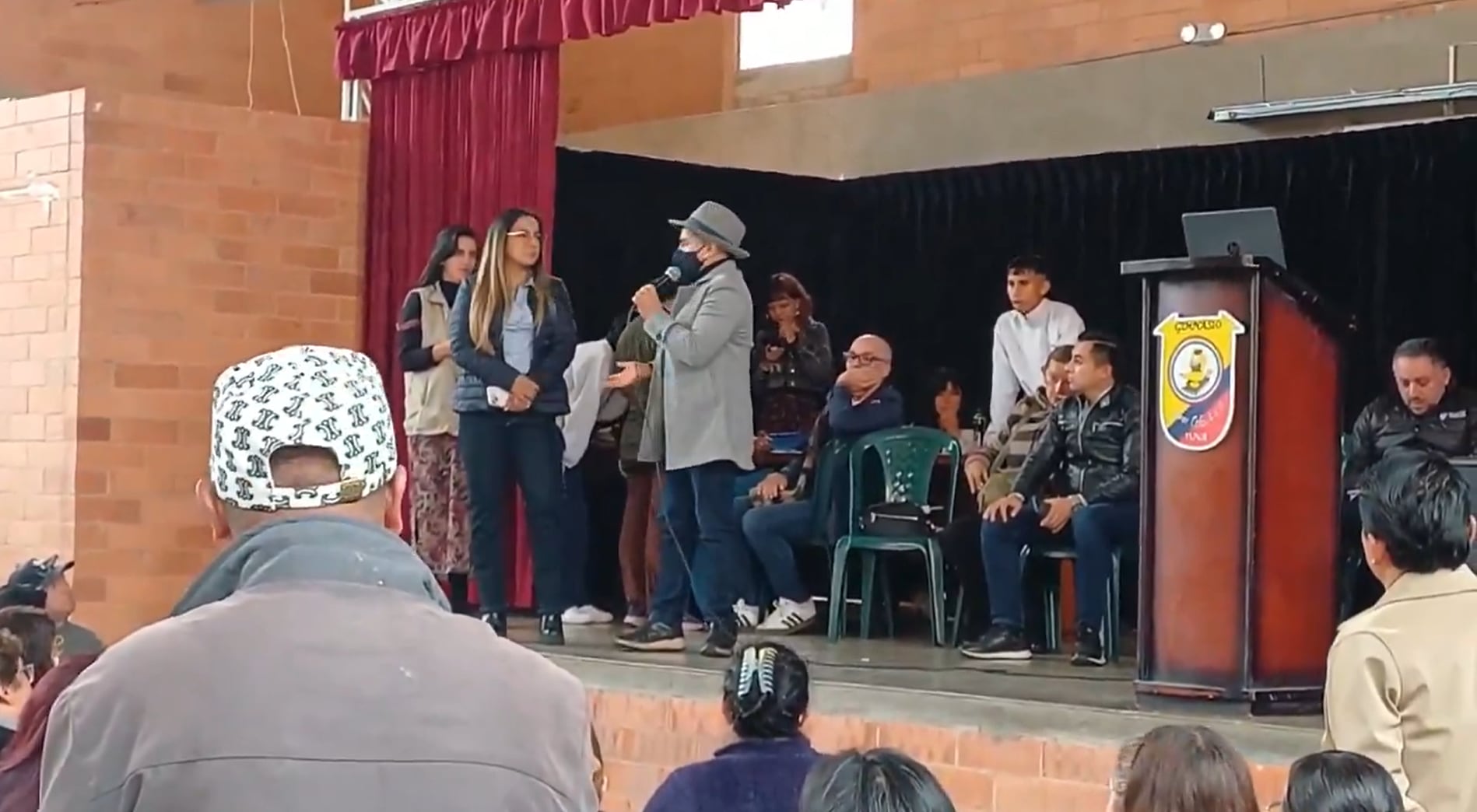 Estudiantes, docentes y padres de familia protestan en la Institución Educativa El Gran Colombiano, en #Tunja, por la implementación de un cambio de horario.