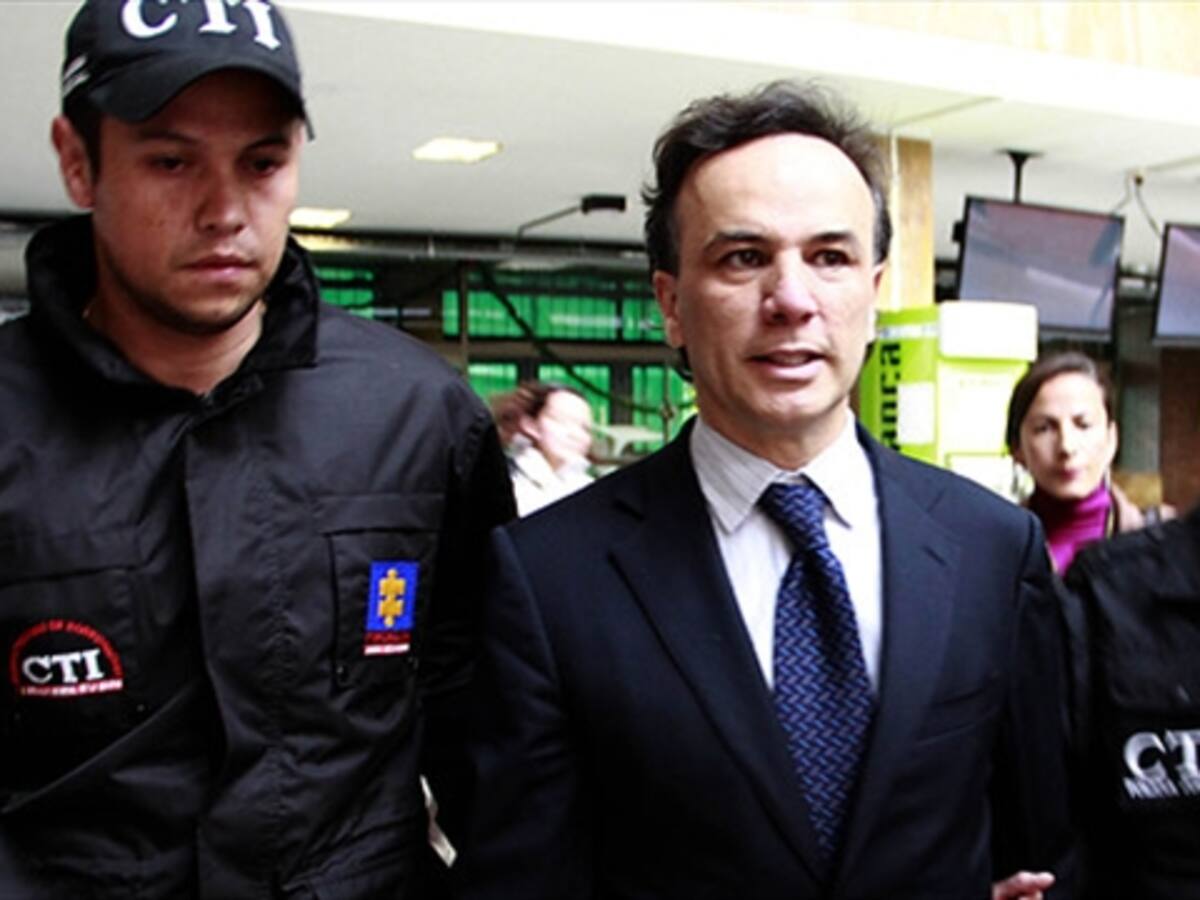 Por el carrusel de contratos Álvaro Dávila se queda sin tarjeta de abogado