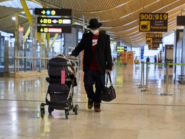 El aeropuerto Adolfo Suárez de Madrid, España, con poca afluencia de viajeros ante las restricciones por el coronavirus. 