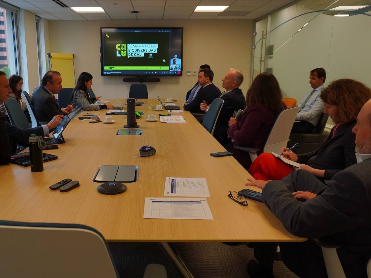 En medio de la polémica por su viaje, Eder gestiona inversión en EE. UU.