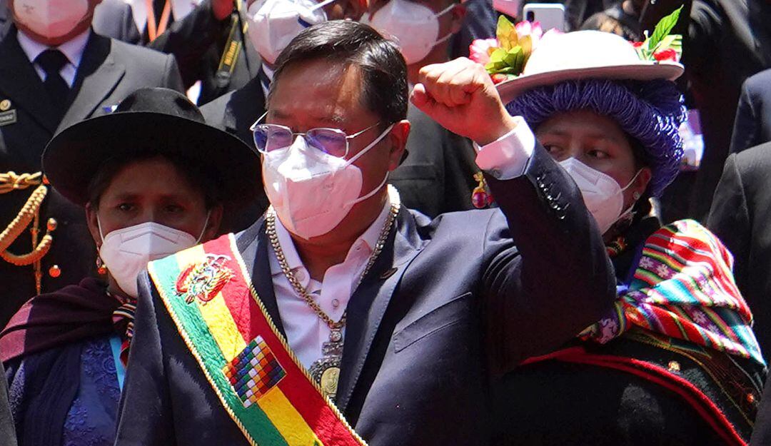 El presidente boliviano, Luis Arce, caminando con indígenas. 