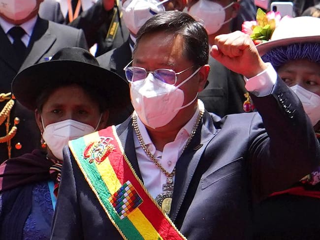 El presidente boliviano, Luis Arce, caminando con indígenas. 