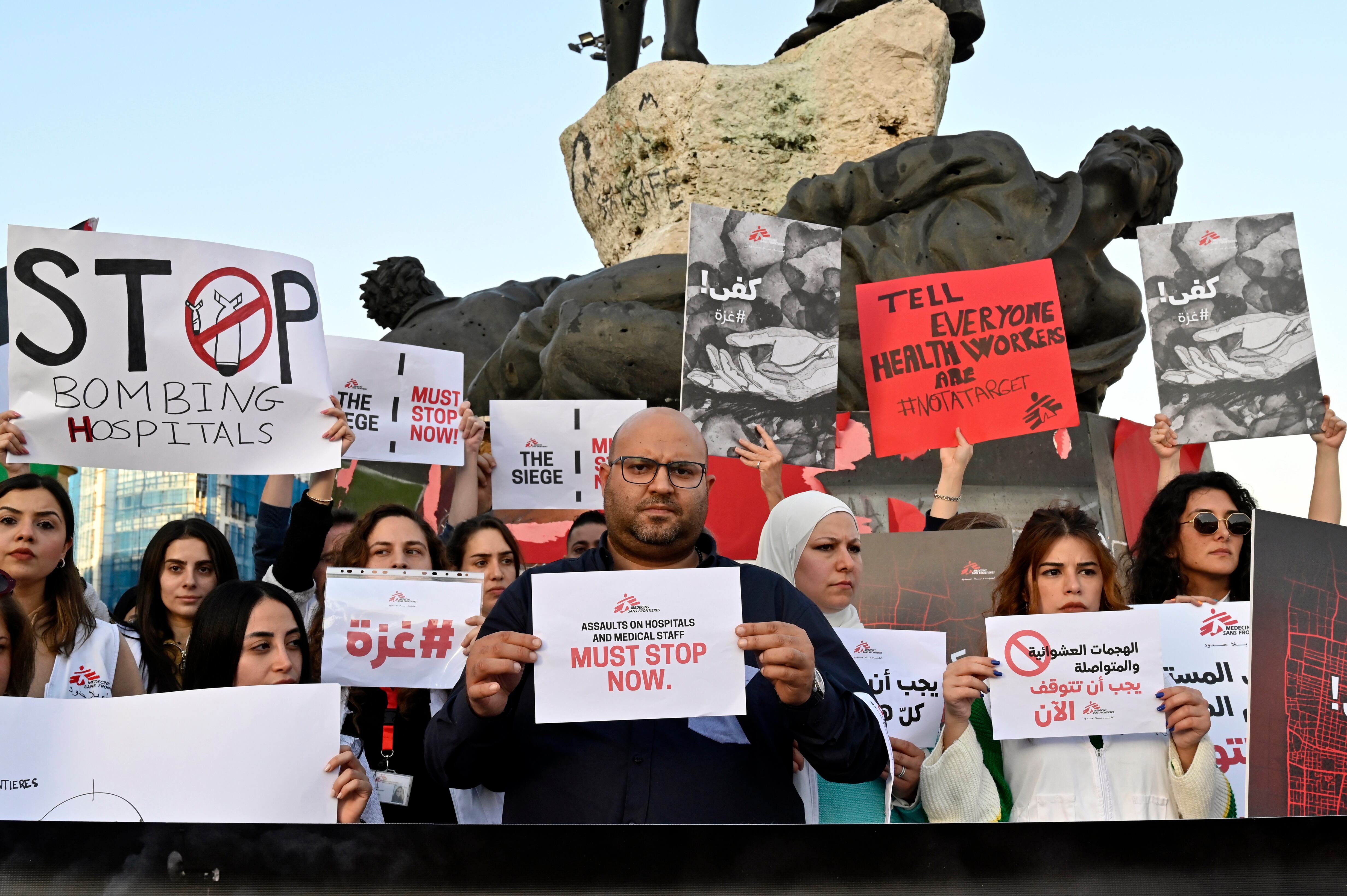 Miembros de Médicos Sin Fronteras protestan contra los bombardeos por parte de Israel en la Franja de Gaza y el sur de Líbano.
 EFE/EPA/WAEL HAMZEH