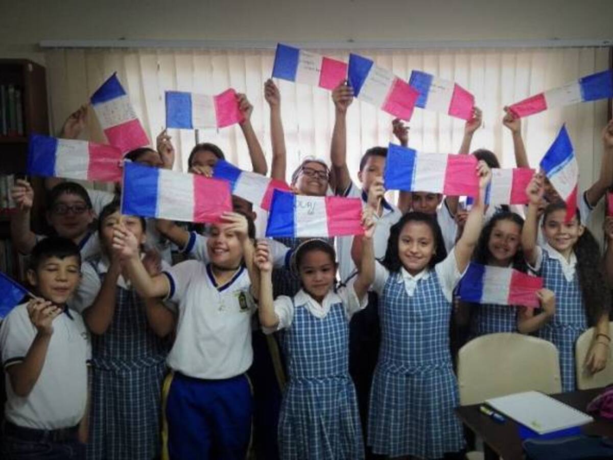 Niños y jóvenes de Medellín aprenden francés en su tiempo libre