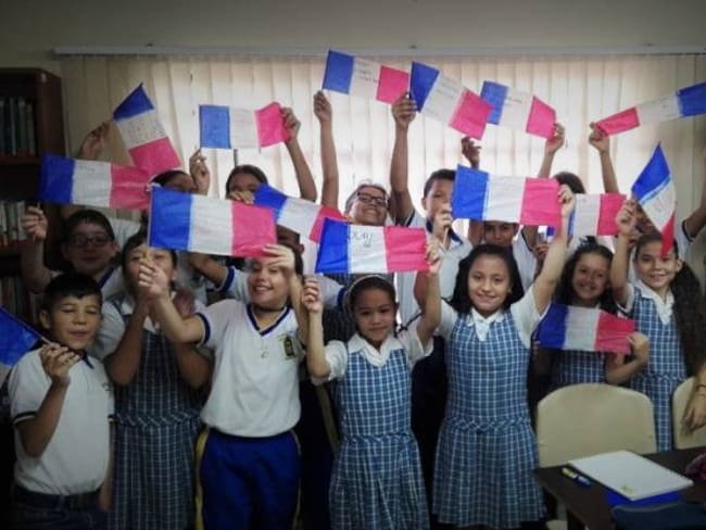 Niños y jóvenes de Medellín aprenden francés en su tiempo libre