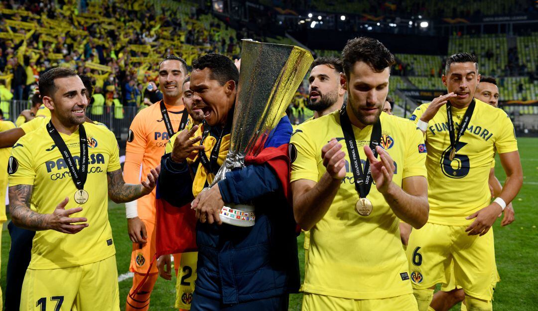 Carlos Bacca festeja su tercer título de la Liga de Europa.