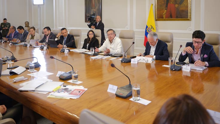 Todos los ministros deben firmar el decreto que convoca la consulta popular. De lo contrario, se caería