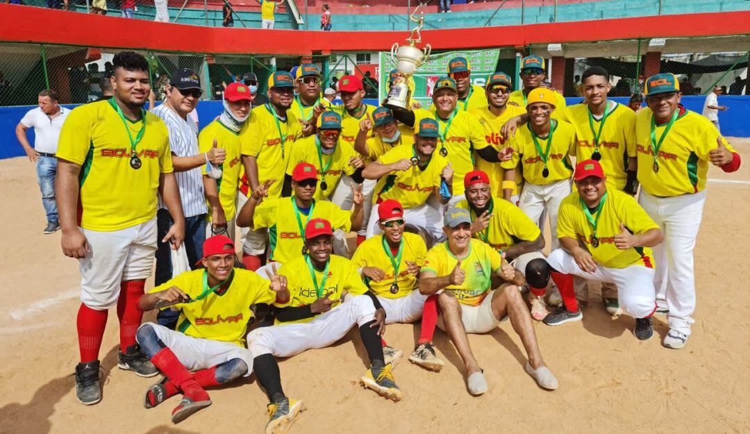 Bolívar derrotó en la gran final a Sucre Blanco por ocho carreras a dos y se quedó con este titulo tras ocho años de sequía