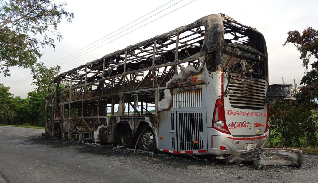 Así quedó el vehículo de transporte de pasajeros. 